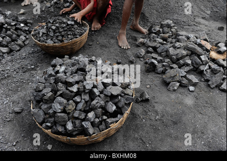 Le Jharkhand en Inde les enfants du charbon de Jharia collecter des bassins Banque D'Images