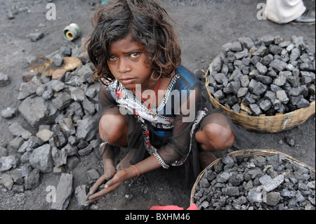 Le Jharkhand en Inde les enfants du charbon de Jharia collecter des bassins Banque D'Images