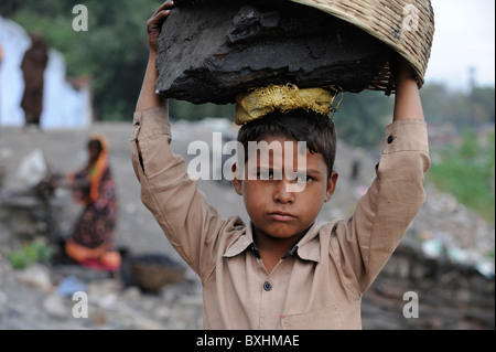 Le Jharkhand en Inde les enfants du charbon de Jharia collecter des bassins Banque D'Images