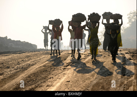 Le Jharkhand en Inde les enfants du charbon de Jharia collecter des bassins Banque D'Images