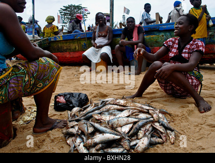 Scène de pêche colorés sur la plage de Sassandra, Côte d'Ivoire Banque D'Images