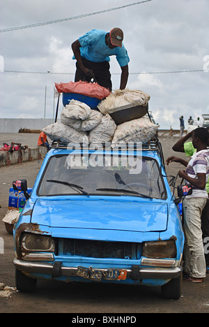 Chargement de l'homme bush upa-taxi en Côte d'Ivoire, Afrique de l'Ouest Banque D'Images