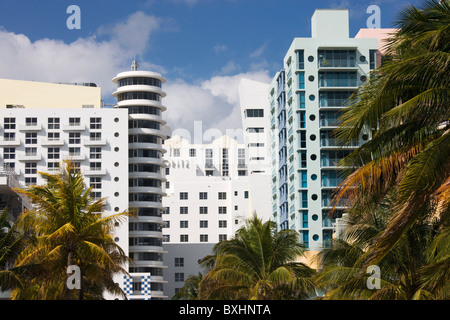 L'architecture Art déco de l'hôtel Royal Palm et des tours d'immeubles, South Beach, Miami, Floride, USA Banque D'Images