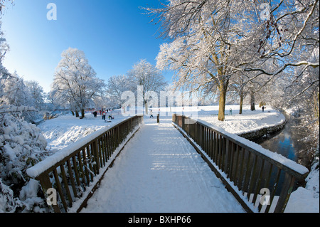 Scène de neige en hiver dans les parcs avec des arbres, des gens et des ponts Banque D'Images