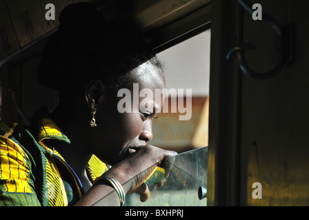 À la fille hors de la fenêtre d'un train lors d'un voyage du Burkina Faso à Abidjan Banque D'Images