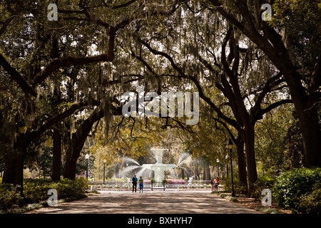 Fontaine dans la ville historique de Forsyth Park à Savannah, Géorgie, USA. Banque D'Images