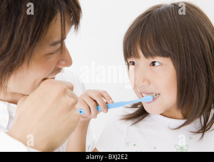 Père et fille se brosser les dents Banque D'Images