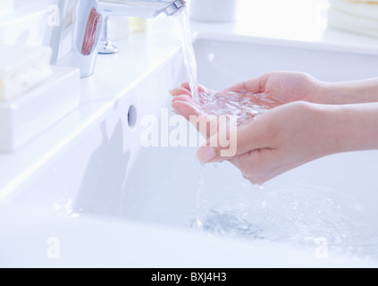 Woman's hands écopant l'eau, gros plan Banque D'Images