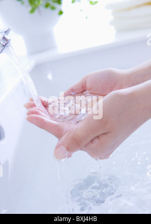 Woman's hands écopant l'eau, gros plan Banque D'Images