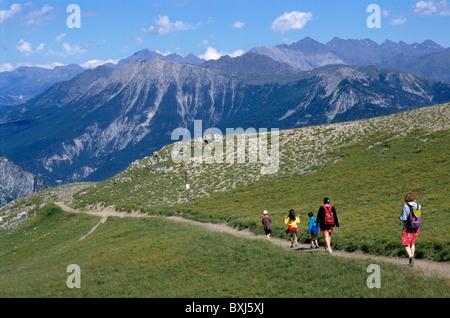 Randonnée en famille avec des enfants dans les Alpes en été près de Briancon Serre Chevalier en région, Haute Alpes, France Banque D'Images