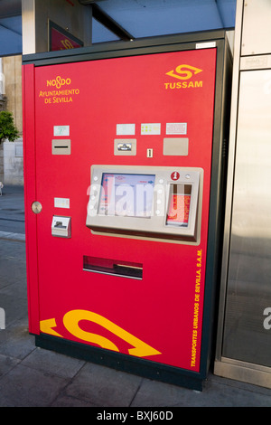 Distributeur automatique moderne pour les passagers des billets de tram / tramway / billet de passager à l'arrêt de tramway. Séville / Sevilla, Espagne. Banque D'Images