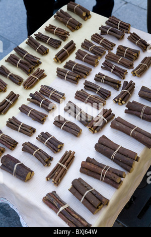 Affichage de la table des matières les bâtons de Réglisse Réglisse / stick en vente sur street vendeur / vendeur / market stall. Séville. Espagne Banque D'Images