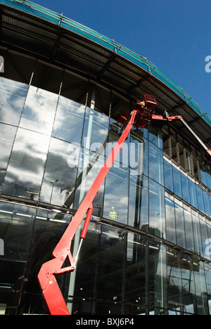 Grue mobile utilisée pour contribuer à la levée de l'grandes fenêtres en verre en place pendant la construction de l'6000m² bureau et showroom. Banque D'Images