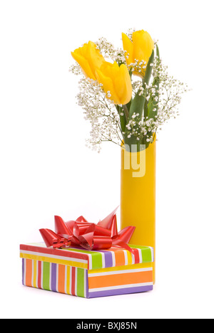 Bouquet de tulipes jaunes et boîte-cadeau Banque D'Images