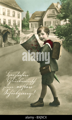 Éducation, école, inscription, garçon avec cône d'école, Allemagne, 1930, droits additionnels-Clearences-non disponible Banque D'Images