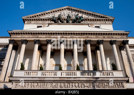 Gros plan sur l'avant du Grand Théâtre - Opéra National de détails architecturaux à Varsovie, Pologne Banque D'Images