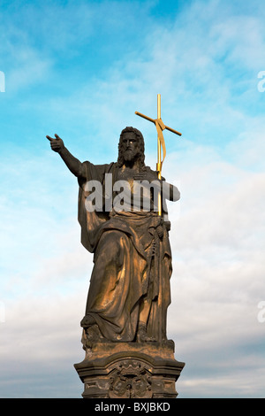 Célèbre statue sur le pont du Roi Charles à Prague, la capitale tchèque. Banque D'Images