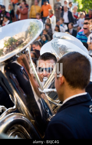 Le brass band / musiciens / musiciens participant / Exécution de la Semana Santa de Séville la semaine sainte de Pâques. Espagne Séville. Banque D'Images