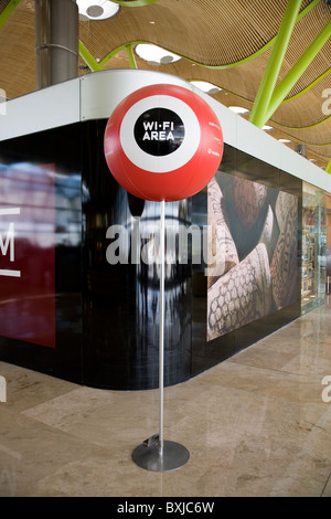 Un réseau Wi-Fi gratuit hotspot / signe / hot spot phare pour l'accès à internet des passagers à l'aéroport de Madrid / aéroport. L'Espagne. Banque D'Images
