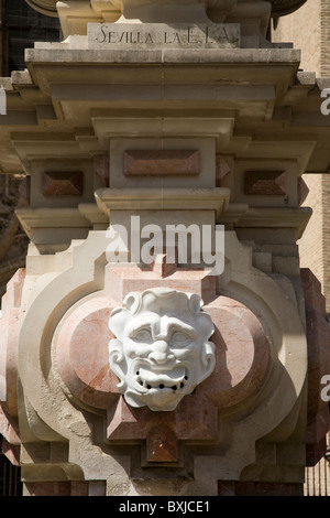 Plan d'eau à sec / fontaine avec la sculpture sur pierre / tête de gargouille sculptée /visage, nr de la Giralda / Cathédrale. Séville. Espagne Banque D'Images