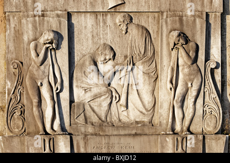 Sculpture relief sur le monument pierre tombale d'Andrew Skene dans le nouveau cimetière de Calton à Édimbourg, Écosse, Royaume-Uni. Banque D'Images