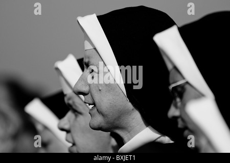 Moniales tchèque chantant et priant pendant la messe en plein air, servi par le pape benoît xvi à stara boleslav, République tchèque. Banque D'Images