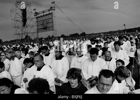 Les moines priant tchèque au cours de la messe en plein air, servi par le pape benoît xvi à stara boleslav, République tchèque. Banque D'Images