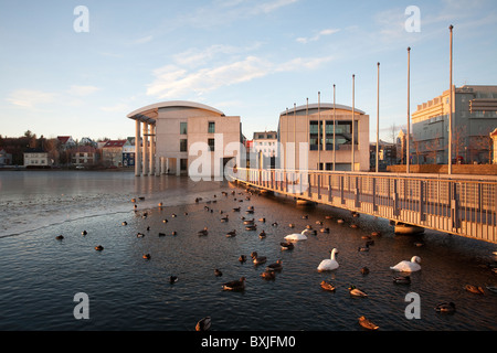 Hôtel de ville de Reykjavik situé au lac Tjörnin se trouve dans le centre de Reykjavik, capitale de l'Islande. Photo:Jeff Gilbert Banque D'Images