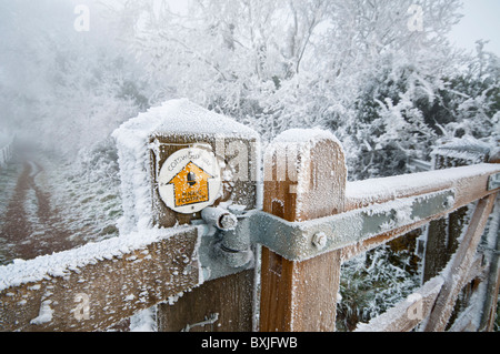 Frost couverts kissing gate avec Haresfield Cotswold Way sign, gyrophare, Gloucestershire, Cotswolds, Royaume-Uni Banque D'Images