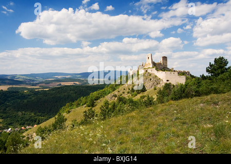 Les ruines du château de Cachtice - Slovaquie Les ruines du château de Cachtice - Slovaquie