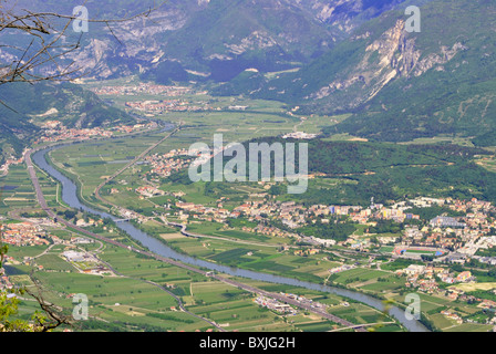 Photo aérienne de la rivière Adige Trentino Rovereto et la ville et ses villages Banque D'Images