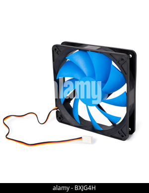 Neuf bleu à ailettes de ventilateur processeur refroidisseur, sur fond blanc Banque D'Images