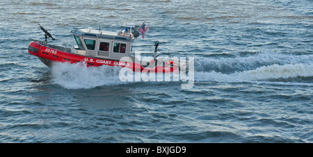Bateau de garde-côtes des États-Unis sur l'Hudson, New York. Banque D'Images