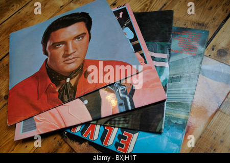 Une sélection d'Elvis Presley records distribués sur un sol en bois Banque D'Images