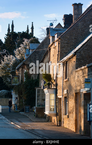 Un matin d'hiver glacial scène de rue à Stow-on-the-wold dans les Cotswolds avec St Edwards Church dans l'arrière-plan. Banque D'Images