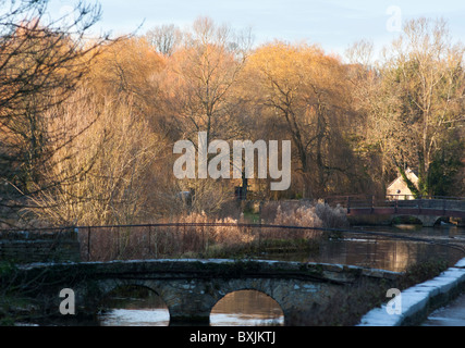 Ponts sur rivière Colne dans le village de Cotswold Bibury Gloucestershire England UK Banque D'Images