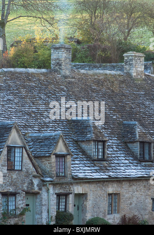 Arlington Row - 17e siècle weavers cottages, construits en pierre de Cotswold, dans le pittoresque village de Bibury Gloucestershire, Royaume-Uni Banque D'Images