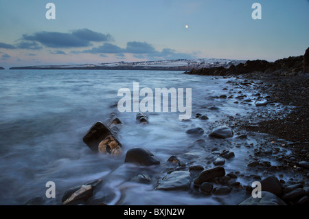 Poppit Sands dans la neige avec st dogmaels, moonrise, Pembrokeshire, Pays de Galles, Royaume-Uni Banque D'Images