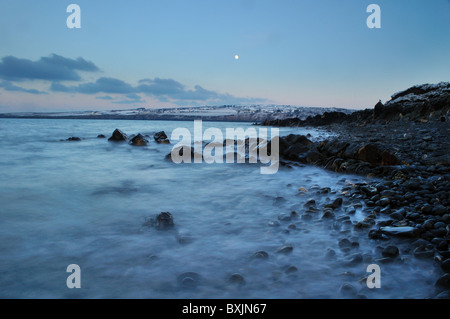 Poppit Sands dans la neige avec st dogmaels, moonrise, Pembrokeshire, Pays de Galles, Royaume-Uni Banque D'Images