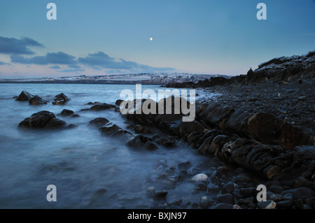 Poppit Sands dans la neige avec st dogmaels, moonrise, Pembrokeshire, Pays de Galles, Royaume-Uni Banque D'Images