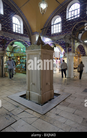 En fontaine d'eau potable dans le Grand Bazar, Istanbul, Turquie Banque D'Images