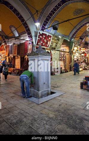 En fontaine d'eau potable dans le Grand Bazar, Istanbul, Turquie Banque D'Images