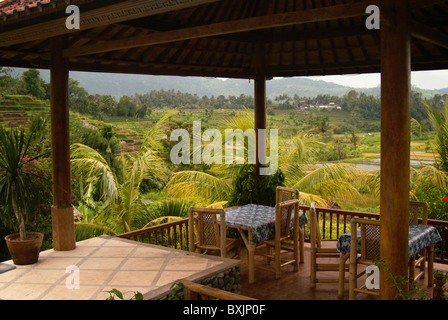 Les repas à la Villa Cepik, dans la vallée de Sideman de Bali, Indonésie, sont servis sous une tonnelle couverte de tuiles entouré de rizières. Banque D'Images