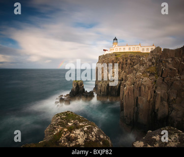 Arc-en-ciel sur Neist Point Lighthouse, île de Skye Scotland UK Banque D'Images