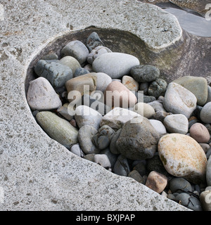 Un modèle de roche sculptée et galets sur Elgol Beach Île de Skye, en Écosse, Royaume-Uni Banque D'Images