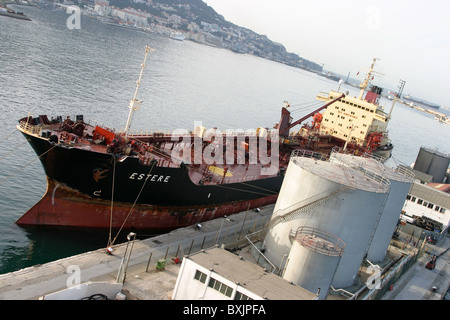 Pétrolier le long de la jetée et des réservoirs de pétrole.Gibraltar Banque D'Images