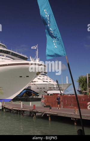 Les navires de croisière et bord de marche, saint john's Harbour avec un ciel bleu, Antigua, Antilles. Banque D'Images