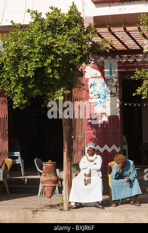Egypte, Edfou. Vendeurs de tapis dans local à edfou près du marché esna. Banque D'Images