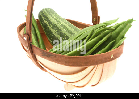 Trug jardiniers avec des légumes frais du jardin Banque D'Images