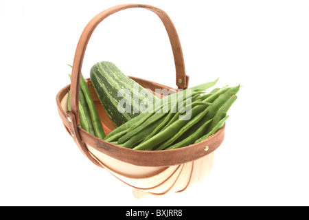 Trug jardiniers avec des légumes frais du jardin Banque D'Images